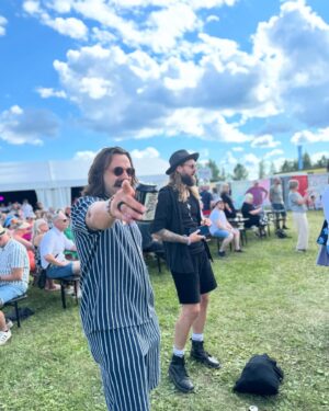 Mikko Parikka Instagram - Huikee reissu, tulipahan tehtyä🙏❤️ Kiitos @ilosaarirock jälleen❤️ ja kiitos huikeista kyydeistä @landrover_suomi 💪 Kiitos myös partiotoverit @eskokoo ja @obie_lance 👍✌️