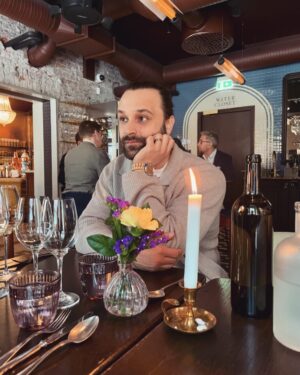 Mikko Parikka Instagram - Dinnerillä✌️🕯️
