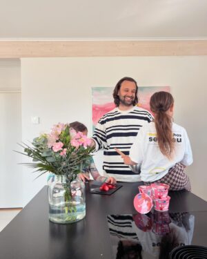 Mikko Parikka Instagram - Mainos @valiofi 🍰 Äitienpäivä lähestyy ja on siis mun aika kääriä hihat ja leipasta kakku (tyttöjen avustuksella tietenkin😂) @valiofi aplikaatiosta löytyy valtavasti reseptejä, inspiraatiota ja apuvälineitä kokkailuun ja leivontaan. Valion tuotepakettien QR-koodia klikkaamalla pääsee @valiofi sivuille just kyseisen tuotteen resepteihin. Sieltä meki lähettiin liikkeelle✌️ Kiitos @valiofi että mäkin onnistun näissä leivontahommissa🙏😀❤️