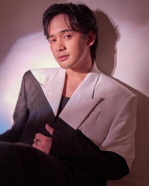 Mikoy Morales Instagram - “Grabe pila sa banyo.”

Me sa banyo:

Hair and Make up @myckeearcano 
Assisted by @jam_jacobe @elijahh_uy 
veamay @arn.paras 

Styling @john_paul_dizon 
Custom @mackycombe 

Photos @plipfilms 

#GMAGalaNight