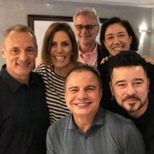 Mila Moreira Instagram - Aniversário Lahire, delícia de noite com amigos queridos
@lilia_cabral @lahirecarvalhoneto @ricardolinharesreal @carlostufvesson e iwan