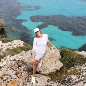 Mila Moreira Instagram - Encantada com as cores da agua na ilha Favignana, Sicilia!!!