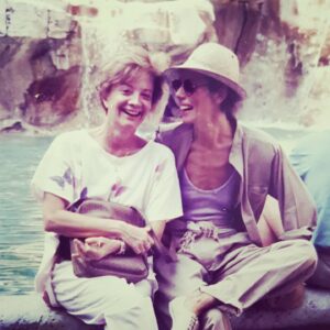 Mila Moreira Instagram - #TBT Gloria Menezes e eu, 1984, Fontana de Trevi, Roma,  amiga e companheira de viagem incrivel !!!!