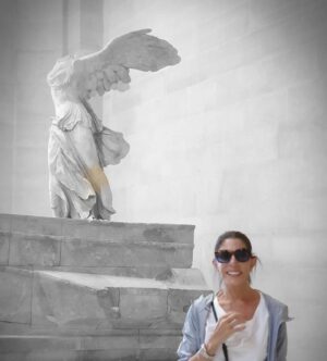 Mila Moreira Instagram - Prazer de visitar o Louvre ,com hora marcada e sem aglomeração,  novos habitos!
