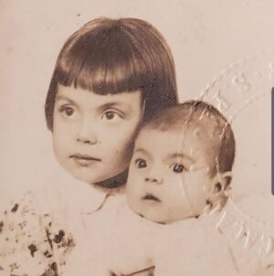 Mila Moreira Instagram - Minha irmã Marlene e eu, nosso primeiro passaporte!