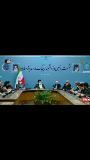 Milad Nouri Instagram - با جمعی از دانشمندان یک درصد برتر جهان...
خب قبل از همچین جلسه‌ای، سرچ کن "پایتون چیست".
بعد همون رو (بدون اینکه کلا بدونی چیست) از رو بخون. اینطوری احتمالا توضیحاتت منطقی‌تر و درست‌تر از آب دربیاد.
شبکه‌های جهانی پایتون آخه؟!