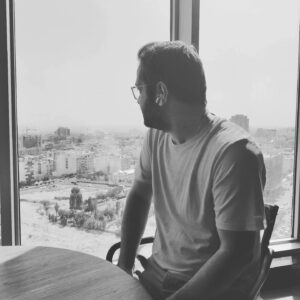 Milad Nouri Instagram - ‌
دوازدهم مهر هزار و چهارصد و یک. ساعت یازده و خورده‌ای، نزدیک ظهر.
پارسال این ساعت و این دقیقه‌ها، برای من شروع لحظه‌های پرالتهابی بود. شاید پرالتهاب‌ترین لحظه‌ها در کل دوران زندگی من تا به حالا.
‌
با صدای زنگ دفتر و اعلام اینکه برگه‌ای از قوه قضاییه برای من آورده شده، در را باز کردم و در حین گفتگو, ادامه صحبت رو به داخل دفتر بردیم.
چند دقیقه بعد، محتویات کیف شخصی من جلوی همکارانم روی میز ولو بود. دو نفر پشت میز من نشسته بودند. لپ‌تاپ و گوشی من در دست دیگری بود. تعداد زیادی (شاید ۷-۸ نفر دیگر) در حال بازرسی گوشه به گوشه دفتر بودند. من هم شوکه، در حالی که دوربین‌هایی سیار پشت سرم و جاهای دیگر بودند، پشت میزی نشسته بودم و هزار سوال در ذهنم رژه می‌رفت!
احتمالا در این لحظه‌ها هنگام امضای برخی برگه‌ها هم دستم لرزیده بود. چون در جلسه‌های بازجویی روزهای بعد، این موضوع به من یادآوری شد.
این دقیقه‌ها و ساعت‌های پر التهاب، روزها و ماه‌ها طول کشید. تا روزی که بعد از حضور و انتظار چندباره در راهروهای دادسرای اوین، پرونده من هم بسته شد و این موضوع پایان یافت‌.
‌
اما مصرف قرص برای تپش قلب پایان نیافت.
مرور بعضی سوال‌های شفاهی و کتبی این جلسه‌ها در ذهنم پایان نیافت.
‌اعصاب خوردی و خراش روحی ناشی از اینکه افرادی بدون اجازه من به کل محتوای شخصی و خانوادگی من در لپ‌تاپ و گوشی دسترسی داشته‌اند، پایان نیافت.
‌بارها در موقعیت‌های مختلف، زیر دوش، پشت فرمان ماشین و... ناخودآگاه قسمتی از این اتفاق‌ها رو مرور کردم و هربار با خودم تکرار کردم حق من این نبود.
تکراری که در ذهنم، هرگز پایان نیافت.
‌
من فقط یک برنامه‌نویس بودم که دوست داشتم اینترنت بهتری داشته باشیم، برای کسب و کارها، مشکلات کمتری داشته باشیم. برای کار ما، چند سرویس کمتر تحریم باشند و...
‌
اما این‌ها به اتهام‌ها و پیرو آن سوال‌هایی تبدیل شد که هرگز در تصور من نمی‌گنجید.
‌‌
چند خطی نوشتم شاید کمی سبک شدم. چون هنوز هم از صمیم قلب معتقدم حق من این نبود ❤️‍🩹
‌
دوازدهم مهر هزار و چهارصد و دو.
میلاد نوری، همچنان برنامه‌نویس
‌
#دلنوشته_شخصی