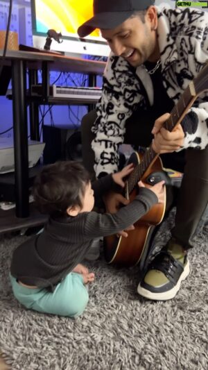 Milciades Cantillo Instagram - Después de la noche buena, comienzo  la semana haciendo música nueva.  Felices fiestas mi gente pásenla bueno, pásenla en grande. #Vallenato #ElVallenatodelEspacio #TropiPop #LaMúsicaesPaz #ProducciónMusical  #Familia 
🎥 @jeronimocantillo