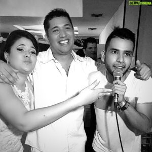 Milciades Cantillo Instagram - Mi querido amigo me parte el alma tu partida, ha sido una tragedia, un crimen atroz, no entiendo cómo pueden acabar la vida de una persona sana con tanto por vivir y encima se llevan una niña inocente de esa manera tan cruel. Quiero desde lo más profundo de mi corazón enviarle un abrazo a su esposa Andrea quien pierde a una hija, Claudia Elena  y una madre, Piedad. A la familia Aaron Viloria, a su hermana inseparable @claupavi, mi más sentido pésame y solidaridad en este momento tan delicado. Hace un mes hablamos y recordábamos buenos tiempos del colegio y hoy parece mentira que te hayan quitado la vida de esa manera, de verdad que no hay consuelo, espero que se haga justicia. Dios te reciba en el cielo mi hermanito @luchoaaron 💔💔