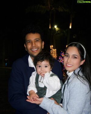 Milciades Cantillo Instagram - Feliz noche buena, Dios los bendiga grande a todos, los amo mucho familia. Desde Miami reunidos con las personas que amamos les mandamos los mejores deseos, vida , salud, amor y prosperidad. 🫶🫶🎉🎉💛💛🙌🏽🙌🏽🙏🏽🙏🏽#LiamCantilloRoa @taniaeroa @vivianossa @jeronimocantillo