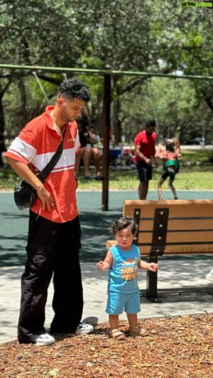Milciades Cantillo Instagram - Compartir con mi hijo la música es un sueño hecho realidad,  Amo su asombro y admiración por lo sencillo y genuino, y de paso me llena de una buena dosis de juventud ❤️
#loscaminosdelavida #padreehijo #music