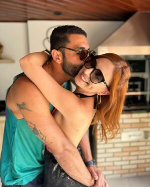 Milena Martines Instagram - 🎶”Escreve no waze - Amor da Vida - e volta para o seu lar.”Feliz aniversário paixão 🎉🥂❤️ Que venham muitos anos e muitas memórias ao seu lado, obrigada por escolher dividir a vida comigo! Entre erros e acertos vamos seguindo, nos amando, respeitando e curtindo a delícia que é estar apaixonados..e aaaah, como eu amo amar você 😍🥰
