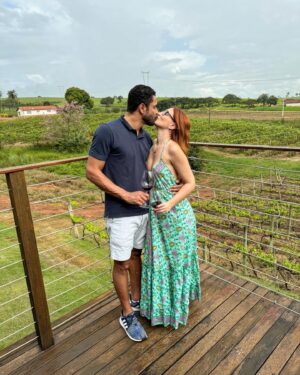 Milena Martines Instagram - 🎶”Escreve no waze - Amor da Vida - e volta para o seu lar.”Feliz aniversário paixão 🎉🥂❤️ Que venham muitos anos e muitas memórias ao seu lado, obrigada por escolher dividir a vida comigo! Entre erros e acertos vamos seguindo, nos amando, respeitando e curtindo a delícia que é estar apaixonados..e aaaah, como eu amo amar você 😍🥰