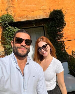Milena Martines Instagram - 🎶”Escreve no waze - Amor da Vida - e volta para o seu lar.”Feliz aniversário paixão 🎉🥂❤️ Que venham muitos anos e muitas memórias ao seu lado, obrigada por escolher dividir a vida comigo! Entre erros e acertos vamos seguindo, nos amando, respeitando e curtindo a delícia que é estar apaixonados..e aaaah, como eu amo amar você 😍🥰