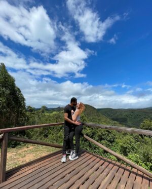 Milena Martines Instagram - 🎶”Escreve no waze - Amor da Vida - e volta para o seu lar.”Feliz aniversário paixão 🎉🥂❤️ Que venham muitos anos e muitas memórias ao seu lado, obrigada por escolher dividir a vida comigo! Entre erros e acertos vamos seguindo, nos amando, respeitando e curtindo a delícia que é estar apaixonados..e aaaah, como eu amo amar você 😍🥰