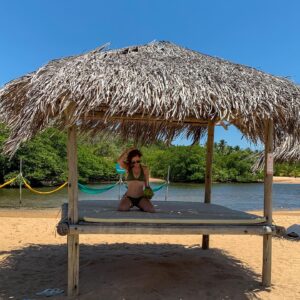 Milena Martines Instagram - Praia, sol, água de 🥥...saudade né minha filha?