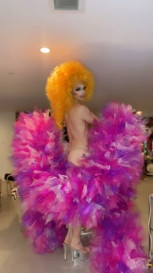 Milk Instagram - and now a look at the custom complimentary confectionary pink power 21ft organza boa I made for @sheacoulee and her ultra glam #loveball tour!
DM’s are open for boa commissions for 10ft and 21ft boas
(this one I got to try on in drag :))
-
hair by @theonlymadd