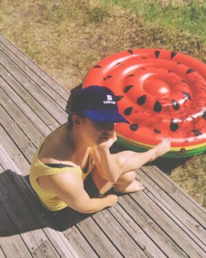 Mimosa Willamo Instagram - Kesäkuu, ja moottoritie oli kuuma.

1: Jurmala, kyykyssä.
2: Helsinki, parhaimman AR2-jengin kanssa karonkoimassa.
3: Lohja, lande ja 🍉
4: Seinäjoki, Måneskin ja puolet broideista.
5: Terveisiä hallitukselle!