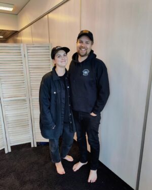 Mimosa Willamo Instagram - PURKU! 57/57

Kiitos MuHa-jengi, kiitos Hangon off-season, kiitos ja anteeksi viimeisen kahdeksan päivän tiukasta studiorupeamasta.
Jonttu ja Eino, partners in selvitellään crimeä, ei tästä mitään ois tullu ilman teitä.

#murhahangossa
#jarowskijfinland