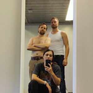 Mimosa Willamo Instagram - PURKU! 57/57

Kiitos MuHa-jengi, kiitos Hangon off-season, kiitos ja anteeksi viimeisen kahdeksan päivän tiukasta studiorupeamasta.
Jonttu ja Eino, partners in selvitellään crimeä, ei tästä mitään ois tullu ilman teitä.

#murhahangossa
#jarowskijfinland