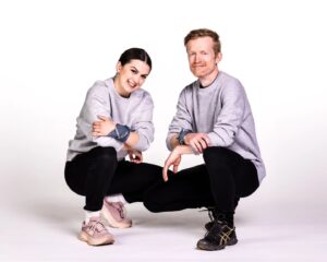 Mimosa Willamo Instagram - Tervetuloa mun ja faijan kilpailureality-eraan!

Viime syksynä liimauduin joka sunnuntai telkkarin eteen pohtimaan et kuinka hyvin olisin ite pärjännyt Amazing Racen tehtävissä.
Ensi syksynä ei tarvi enää pohtia, vaan voin korvat punasina kattoa omia mokia ja/tai onnistumisia.

Tän kevään oon nostanut rautaa toivoen että siitä ois reissussa hyötyä, mutta muuten en oikeen oo voinut valmistautua, kun en tiedä mitä tuleman pitää. Rinkka on täynnä spf50 , elektrolyyttijauhetta ja rakkolaastareita. Nu kör vi!

@amazingrace_suomi

Eka kuva on Ankkarockista 2006.
Toka kuva on Moskiton studiolta 2024.

(Postaus on ajastettu, me ollaan lähdetty jo reissuun.)