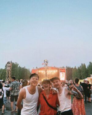 Mimosa Willamo Instagram - Kesäkuu, ja moottoritie oli kuuma.

1: Jurmala, kyykyssä.
2: Helsinki, parhaimman AR2-jengin kanssa karonkoimassa.
3: Lohja, lande ja 🍉
4: Seinäjoki, Måneskin ja puolet broideista.
5: Terveisiä hallitukselle!