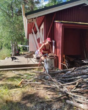 Mimosa Willamo Instagram - In Finland we have this thing called keskikesän juhla.

Mine included lepakkotuolis, Heimo and Nyyti, sauna, crosswords, day drinking, halkosavotta, spf50, Koff-lippis, some reading, some löhöiling and Ville cooking every meal.