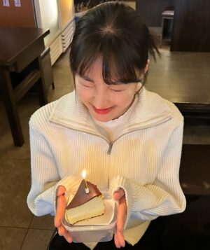 Min Ha-ram Instagram - 태어나서 감사합니다🫶🏻💓