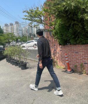 Min Woo-hyuk Instagram - 날이 참 좋다!😎
내가 좋아하는 사람들이 선물해준@buttero_korea 신발신고 
태백으로 출발!!