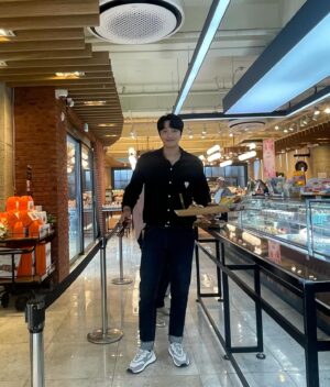 Min Woo-hyuk Instagram - 날이 참 좋다!😎
내가 좋아하는 사람들이 선물해준@buttero_korea 신발신고 
태백으로 출발!!