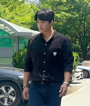 Min Woo-hyuk Instagram - 날이 참 좋다!😎
내가 좋아하는 사람들이 선물해준@buttero_korea 신발신고 
태백으로 출발!!