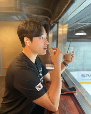 Min Woo-hyuk Instagram - 황금같은 휴일

하루종일 링크장 🤣
