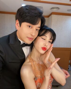 Min Woo-hyuk Instagram - #정선아 #민우혁 우아한 뮤지컬 갈라콘서트

우아하게 행복했습니다😍
그리고 모든 스텝 배우들에게 맛있는 빵과 케이크
보내주셔서 정말 감사해요🧡