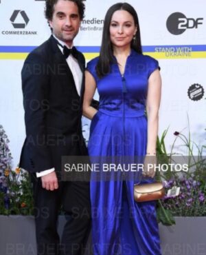 Mina Tander Instagram - •
Next

DEUTSCHER FILMPREIS

danke for having me!
Danke @jasminshakeri für die grandiose Show, danke @oliver_wnuk_offiziell für immer alles, @ninajensenstyling, 
thank you @giorgioarmani for the blue dream and  @olelynggaardcopenhagen for the extravagantly beautiful gems.
Danke @die.bienenhueterin , dass Du an einem so übernächtigten Tag ein Strahlen in mein Gesicht gebracht hast. Danke @und_gretel_cosmetics für die feinen Produkte 
#kinolebt @filmpreis