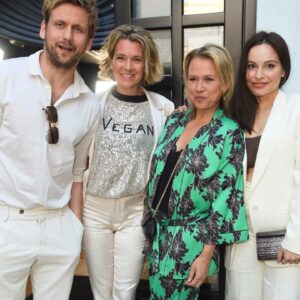 Mina Tander Instagram - Slowly catching up… first:

GREEN ACTORS LOUNGE

Danke @lamaisonvsf @kerstinschilly dass Ihr so eine tolle Initiative gegründet habt-
die Lounge ist nur das Tüpfelchen auf dem i, hinter den Kulissen wird gesponnen, diskutiert, entworfen, damit ein nachhaltigeres Drehen möglich ist, wo auch Themen wie u.a. mentale Gesundheit einen Platz haben.

Thank you @maxandco @loewscommunications for my spring power suit 🤍
@ninajensenstyling 

Danke an die Sponsoren @mysamsonite @recup2go @und_gretel_cosmetics @wedresscollective @paramount_pictures_germany @skydeutschland @beetsandroots @haus_ungarn @hotelprovocateur @huthevents 

und vielen vielen mehr, ohne die das gar nicht zu stemmen wäre!

@greenactorslounge
