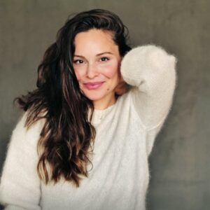 Mina Tander Instagram - 💚 @minatander : wir freuen uns, dass du neu als Botschafterin der Green Actors Lounge dabei bist!

Die Halb-Afghanin wurde in Köln geboren und begann schon im Teenageralter erste Schauspielerfahrung am Theater und vor der Kamera zu sammeln. 🎥 Seitdem ist die vielseitige Schauspielerin in zahlreichen Kino- und TV Produktionen zu sehen, u.a. den Kino-Erfolgen María ihm schmeckt's nicht, Frau Müller muss weg und Männerherzen, in TV- Events wie Unterleuten, Der Sohn und diversen Tatort-Episoden oder der US- Serie Berlin Station. Mina lebt mit ihrem Mann und zwei Kindern in Berlin 👨‍👩‍👦‍👦
 
Warum sie die Green Actors Lounge unterstützt?: „Ich engagiere mich für die Green Actor's Lounge, weil Nachhaltigkeit am Set leider oft Fehlanzeige ist und wir unbedingt wirkliche Veränderung einläuten müssen! Grün drehen darf nicht nur ein Label sein, wir brauchen verlässliche Parameter, die wirkliche Veränderung bringen“

Toll, dass du dabei bist! 

📸 @mirjam_knickriem