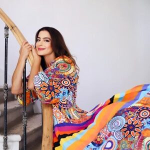 Mine Çayıroğlu Instagram - Bugün benim doğum günüm.. Öyle anlamlı bir günde doğmuşum ki; sinemanın doğuşu ile aynı zamanda 🎈🎉🎆 📽🎬..ama her şeyden önemlisi öyle güzel bir aileye doğmuşum ki❤.. ve tekrar oğlumla doğmuşum❤❤❤. Dostlarımla, arkadaşlarımla ,yine yeniden doğmuşum💜 Küllerimden doğmuşum...Gökkuşağının izinde, nicelerine, yolu saygı ve sevgiden geçen herkesle birlikte...İyi ki...🙏🤍🌈⭐️🪐