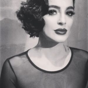 Mine Çayıroğlu Instagram - Öyle bir hayat yaşıyorum ki,
Cenneti de gördüm, cehennemi de.
Öyle bir aşk yaşadım ki,
Tutkuyu da gördüm, pes etmeyi de.
Bazıları seyrederken hayatı en önden,
Kendime bir sahne buldum oynadım.
Öyle bir rol vermişler ki,
Okudum okudum anlamadım.
Kendi kendime konuştum bazen evimde.
Hem kızdım hem güldüm halime
Sonra dedim ki ' söz ver kendine '
Denizleri seviyorsan, dalgaları da seveceksin.
Sevilmek istiyorsan, önce sevmeyi bileceksin.
Uçmayı seviyorsan, düşmeyi de bileceksin.
Korkarak yaşıyorsan, yalnızca hayatı seyredersin.

Öyle bir hayat yaşadım ki, son yolculukları erken tanıdım.
Öyle çok değerliymiş ki zaman,
Hep acele etmem bundandı

Anladım...'

*** 
#friedrichnietzsche