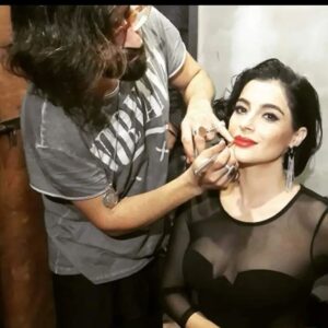 Mine Çayıroğlu Instagram - #tbt🔙📸 #sahne #music #makeup @tolgayildizzofficial