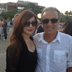 Mine Çayıroğlu Instagram - Senin kızın olmaktan dolayı hep onur duydum.  İyi ki sen benim babam oldun. Çok şanslıyım.  Babalar günün kutlu olsun. Nicelerine...😘🥰❤🙏 @cayirogluihsan