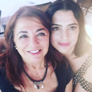 Mine Çayıroğlu Instagram - Kelimelerin kifayetsiz kaldığı en yüce duygu... Annem❤Nice mutlu ve sağlıklı yıllara 🙏