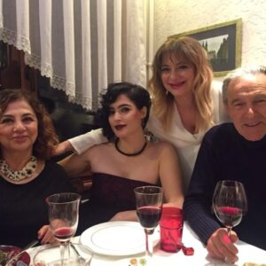 Mine Çayıroğlu Instagram - Senin kızın olmaktan dolayı hep onur duydum.  İyi ki sen benim babam oldun. Çok şanslıyım.  Babalar günün kutlu olsun. Nicelerine...😘🥰❤🙏 @cayirogluihsan