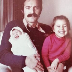 Mine Çayıroğlu Instagram - Babam , ablam ve ben ..😃 @cayirogluihsan @meneksecayiroglu #oldiesbutgoldies #capricorn♑ #spirituality #timetravel #mylife #şile #childhoodmemories #mebaby ❣👨‍👧‍👦🌱🧸🍀