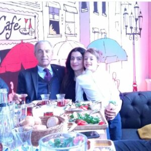 Mine Çayıroğlu Instagram - Senin kızın olmaktan dolayı hep onur duydum.  İyi ki sen benim babam oldun. Çok şanslıyım.  Babalar günün kutlu olsun. Nicelerine...😘🥰❤🙏 @cayirogluihsan