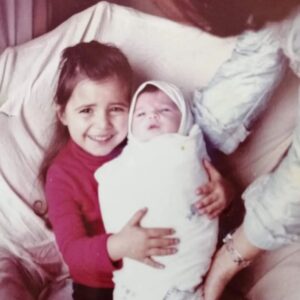 Mine Çayıroğlu Instagram - Babam , ablam ve ben ..😃 @cayirogluihsan @meneksecayiroglu #oldiesbutgoldies #capricorn♑ #spirituality #timetravel #mylife #şile #childhoodmemories #mebaby ❣👨‍👧‍👦🌱🧸🍀