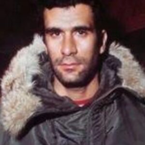 Mine Çayıroğlu Instagram - "Yenilmişsem
Elim kolum bağlı
Boynumda yağlı ip
Gelip dayanmışsam
darağacına
Dudaklarımda yarın
Gözlerim yarınlarda
Unutmak mı gerek seni?
Kapılar kapalı
Tutulmuşsa gece
kapkara yollar
Sıcacık bir sevgi
sunmayacak mıyım
insanlara?
Bakmayacak mıyım yarınlara
Seslenmeyecek miyim
insanlara?" #denizgezmiş

Denizlerin "onurlu ve cesur" duruşlarına saygıyla.. #denizlerölmez  #28şubatdenizgezmiş
