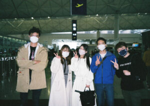Minori Chihara Instagram - 香港でお世話になったみなさん。わざわざ空港まで見送ってくださいました🥲本当にあたたかくて素敵な人たちだったな〜。また会えますように。多謝🌸
#香港 #香港国際空港