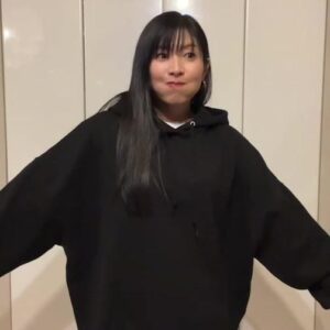Minori Chihara Instagram - 『メリーの不思議な夢』のグッズ紹介したよ〜！オンラインストアだけじゃ伝わりきらないと思ったから、生配信で実物を着てみたり、みんなに見せたりしながら、一生懸命伝えさせてもらいましたー！魅力的なアイテムばかりだから、それが少しでも伝わってるといいなぁ…！ぜひチェックしてね♪

#メリーの不思議な夢