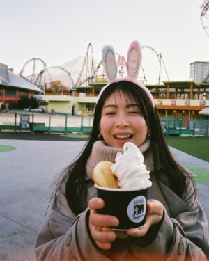 Minori Chihara Instagram - シュールだけどお気に入りショット🐰

#富士急ハイランド #higuma_doughnuts #ヒグマソフト #ドーナッツ #ソフトクリーム #フィルム #フィルム写真 #フィルムカメラ