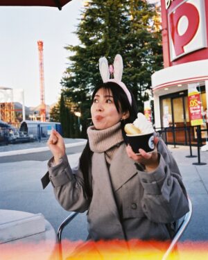 Minori Chihara Instagram - シュールだけどお気に入りショット🐰

#富士急ハイランド #higuma_doughnuts #ヒグマソフト #ドーナッツ #ソフトクリーム #フィルム #フィルム写真 #フィルムカメラ